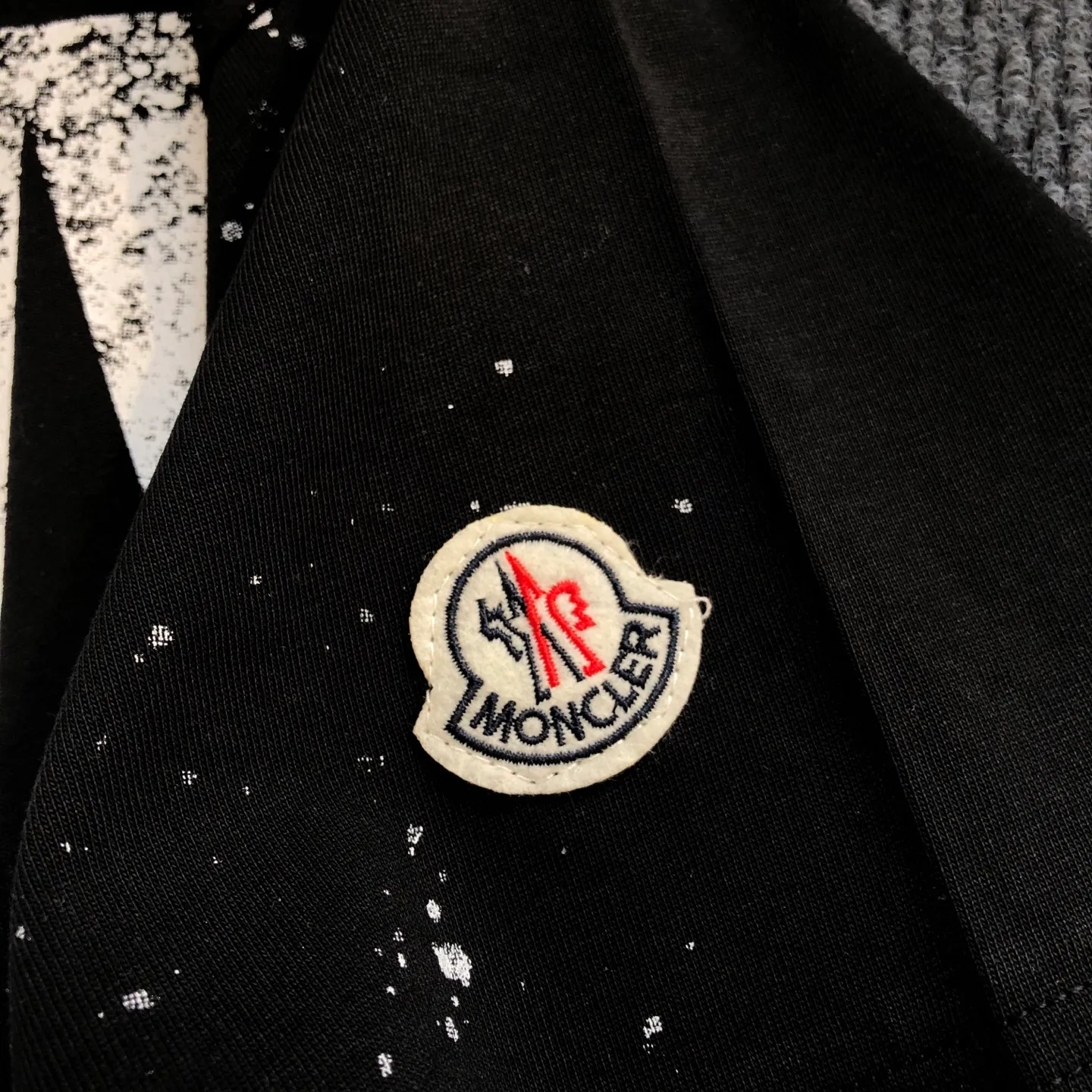 Moncler/ 2026 New Arrival logo T ⚠ ⚠ Quality⚠ Same Style logo ， ， Versatile Same Style Quality : White Black Gray Size : XS ～ L XS : 110 70 58.5 21.5 S : 114 72 60 22 M : 118 74 61.5 22.5 L : 122 76 63 23